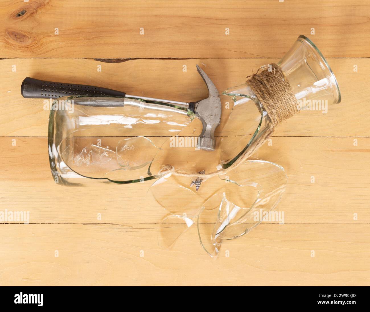 Vase en verre brisé avec marteau. Vue de dessus. Banque D'Images