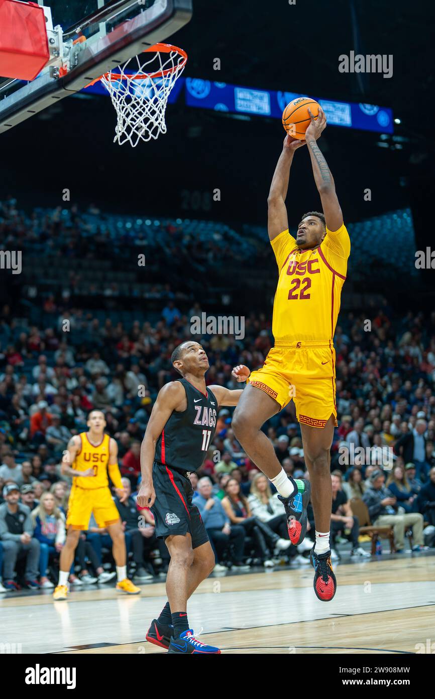 L'attaquant des chevaux de Troie de l'USC Arrinten page (22) dunque le ballon lors du match Legends of basketball Las Vegas Invitational entre les chevaux de Troie de l'USC et les Bulldogs de Gonzaga, au MGM Grand Garden Arena de Las Vegas, Nevada, le 2 décembre. Les Bulldogs de Gonzaga battent les Trojans de l'USC 89-76. (Crédit : Jameel Pugh/image of Sport) Banque D'Images
