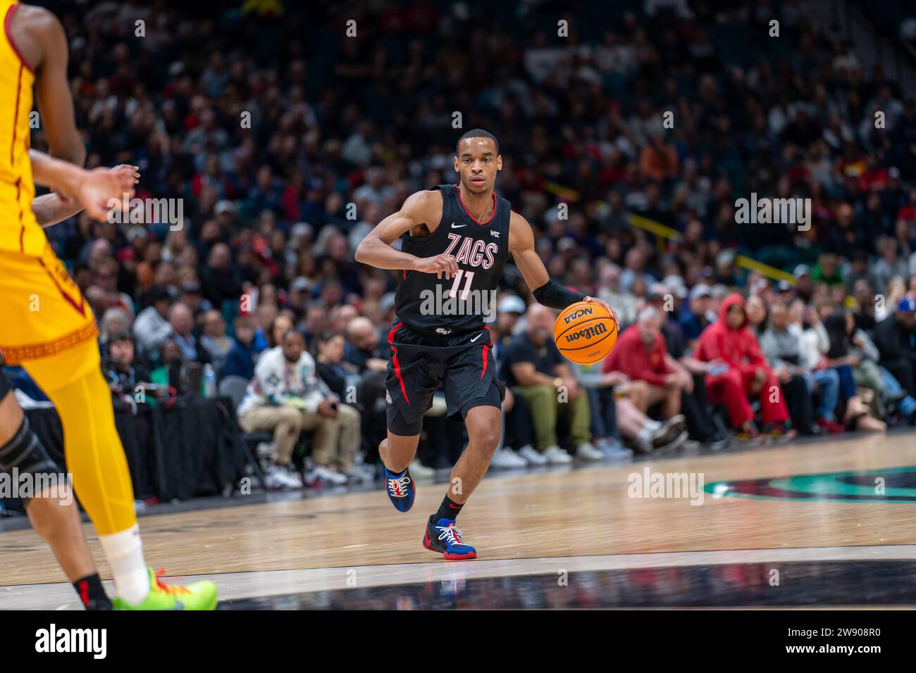 Gonzaga Bulldogs Guard Nolan Hickman (11 ans) dribble la balle pendant le match Legends of basketball Las Vegas Invitational entre les Trojans USC et Gonzaga Bulldogs, au MGM Grand Garden Arena à Las Vegas, Nevada, le 2 décembre. Les Bulldogs de Gonzaga battent les Trojans de l'USC 89-76. (Crédit : Jameel Pugh/image of Sport) Banque D'Images