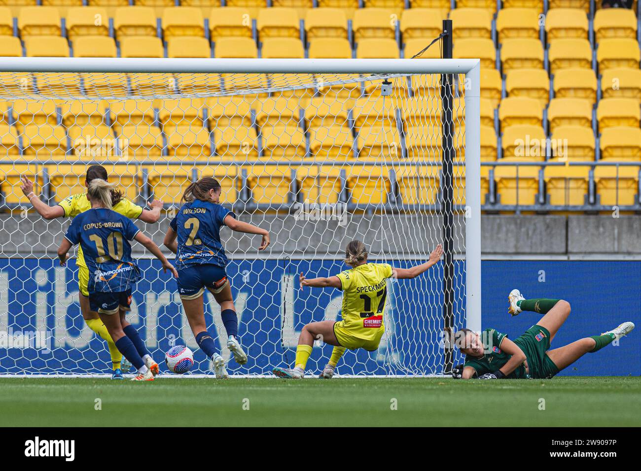 Wellington, Nouvelle-Zélande. Samedi 23 décembre 2023. Hope Breslin (Wellington Phoenix) frappe à la maison un tir du pied gauche du centre du but. Assisté de Mariana Speckmaier lors du match de La A-League Women's Round 9 entre Wellington Phoenix et Newcastle Jet au Sky Stadium de Wellington, en Nouvelle-Zélande. Banque D'Images