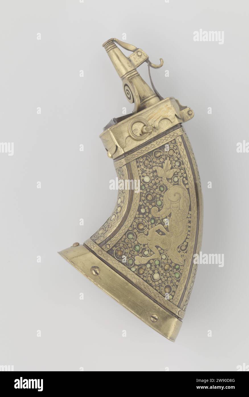 Kruithoorn, Anonyme, 1600 - 1625 corne de poudre plate, courbée Kruithoorn avec pâte de cuivre gravée. A l'avant, au milieu de terres dans lesquelles fleurs d'ivoire, une femelle triton avec un coeur dans la main droite. Au verso, un cartouche avec des fruits. Décorations dans lesquelles des motifs de fruits sont incorporés sur le bas et le haut. Bois néerlandais (matériel végétal). chêne (bois). cuivre (métal). ornement gravure / découpe / frappe (métallurgie) ivoire  êtres hybrides ; formes humaines et animales mélangées Banque D'Images