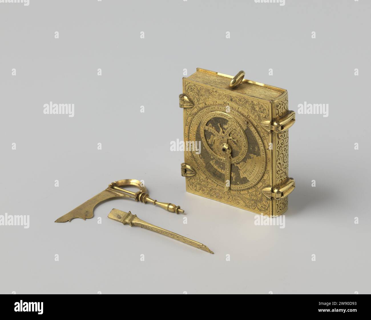 Kompas ,, 1575 - 1600 boussole petit instrument rectangulaire sous la forme d'un bracelet avec quatre cadenas. En haut du sommet un cercle avec 2 x i-XII heures. Dans les quatre coins des têtes qui symbolisent les quatre directions du vent. Disque rotatif avec projection stéréographique du globe. Noms de pays hérités. France bronze (métal). argent (métal). découpe du verre / forgeage / dorure / gravure Banque D'Images