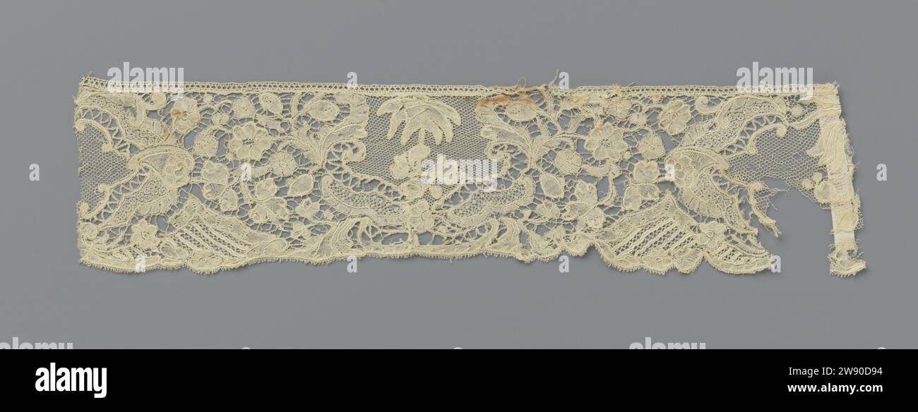 Canette en bande avec application semblable à un palmier, anonyme, c. 1725 - c. 1749 canette de couleur naturelle de Bruxelles. Au milieu, le motif symétrique se compose d'un cartouche en forme de blason, formé par des feuilles et des volutes de curling. Un motif semblable à un palmier a été appliqué dans le cartouche. Le bouclier est flanqué de diverses fleurs, qui sont reliées par des tresses potentialisées. La moitié d'un cartouche lobé peut être vu sur les côtés courts. Les champs de toutes les cartouches se composent d'un sol fin de Maas, un sol de drachel. Le fullwork est en grande partie fait dans la bataille de lin avec des bords ajourés et certains REC Banque D'Images