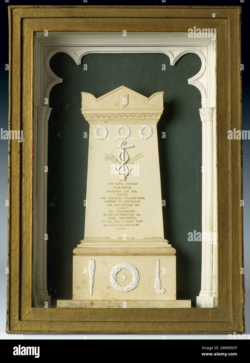 Maquette du cénotaphium en l'honneur de J. C. J. van Speyk dans la Nieuwe Kerk à Amsterdam, J. de Graef, monument en carton de 1838 avec sur les armoiries capitales d'Amsterdam, sous trois couronnes, une ancre enveloppée par un tuyau mordant dans sa queue avec deux branches de palmier et un ordre cruis, y compris une inscription Gold Print. A pied une étoile entourée d'une couronne flanquée de deux torches, la droite à l'envers. Sur un fond vert et un sol bleu clair, les côtés et le dessus en forme de piliers et d'ornement de voûte. Dans une boîte dorée derrière le verre. Inscription. Signé : J.T.F. Steenbergen fecit Amsterdam c Banque D'Images