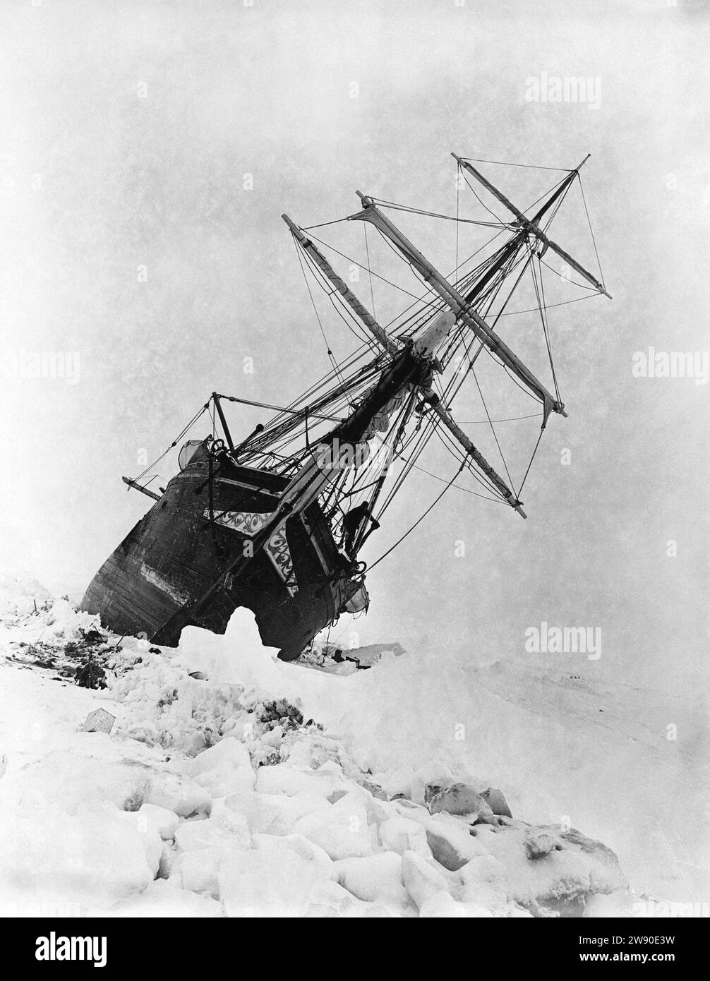 Photo non datée du bateau Endurance pris entre deux immenses banquises. Le navire perdu de Sir Ernest Shackleton sera l'une des épaves les plus facilement accessibles malgré le fait qu'il reste sous la mer, a déclaré l'équipe chargée de préserver le site. Endurance est restée coincée dans la glace et a coulé dans la mer de Weddell au large des côtes de l'Antarctique en 1915, et a été perdue jusqu'à ce qu'elle soit localisée par une expédition dirigée par les Britanniques l'an dernier, des mois après le 100e anniversaire de la mort de Shackleton. Date d'émission : samedi 23 décembre 2023. Banque D'Images