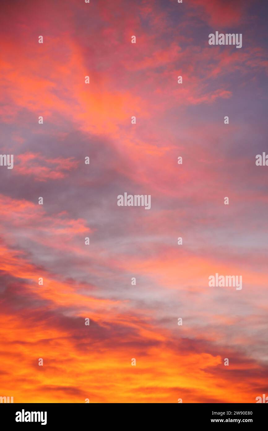 ciel brûlant au coucher du soleil. Fond abstrait de ciel rouge. Banque D'Images