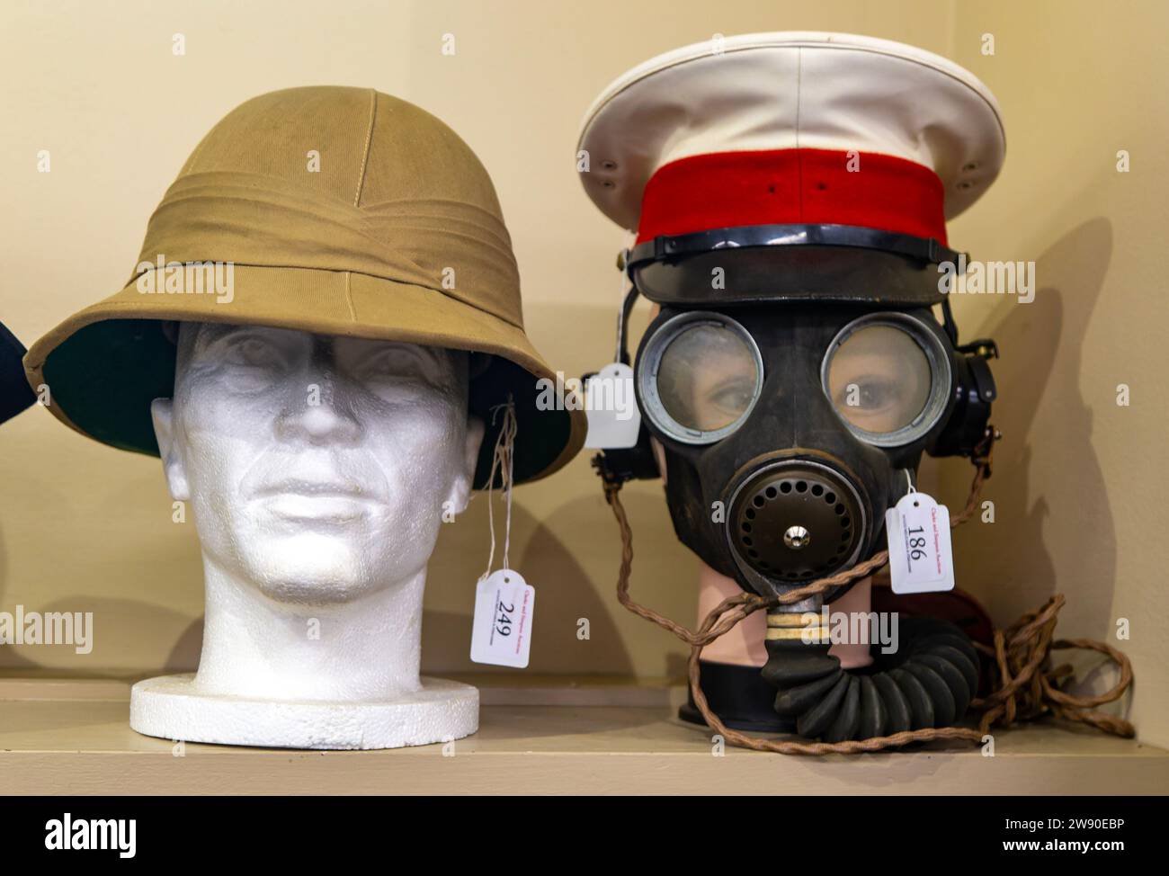 Casque et masque à gaz en vente aux enchères de souvenirs militaires, Royaume-Uni Banque D'Images