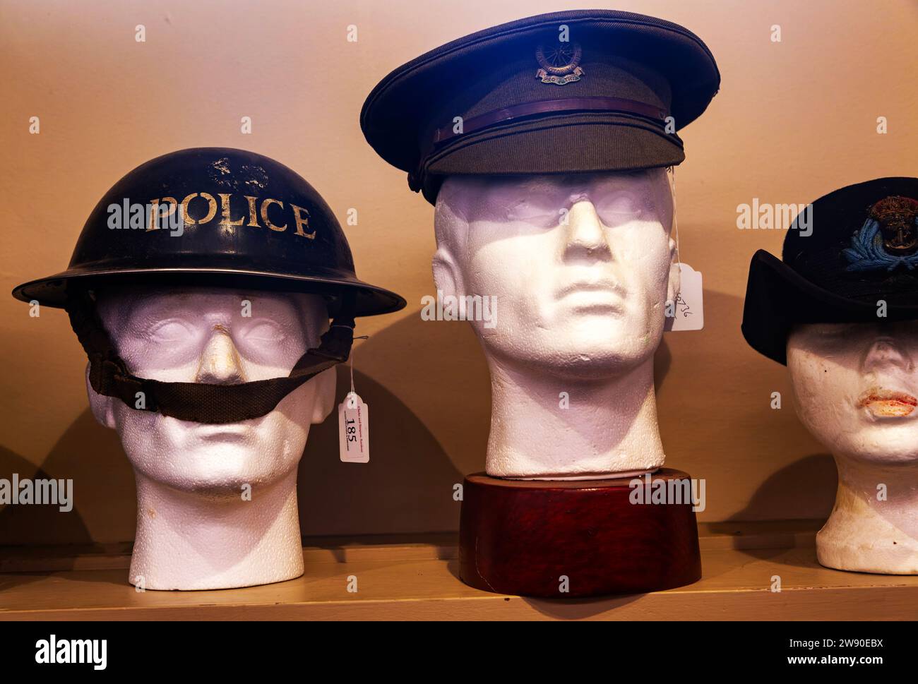 Casque de police et casquette de bureau de l'armée des années 1940, en vente aux enchères de souvenirs militaires, Royaume-Uni Banque D'Images