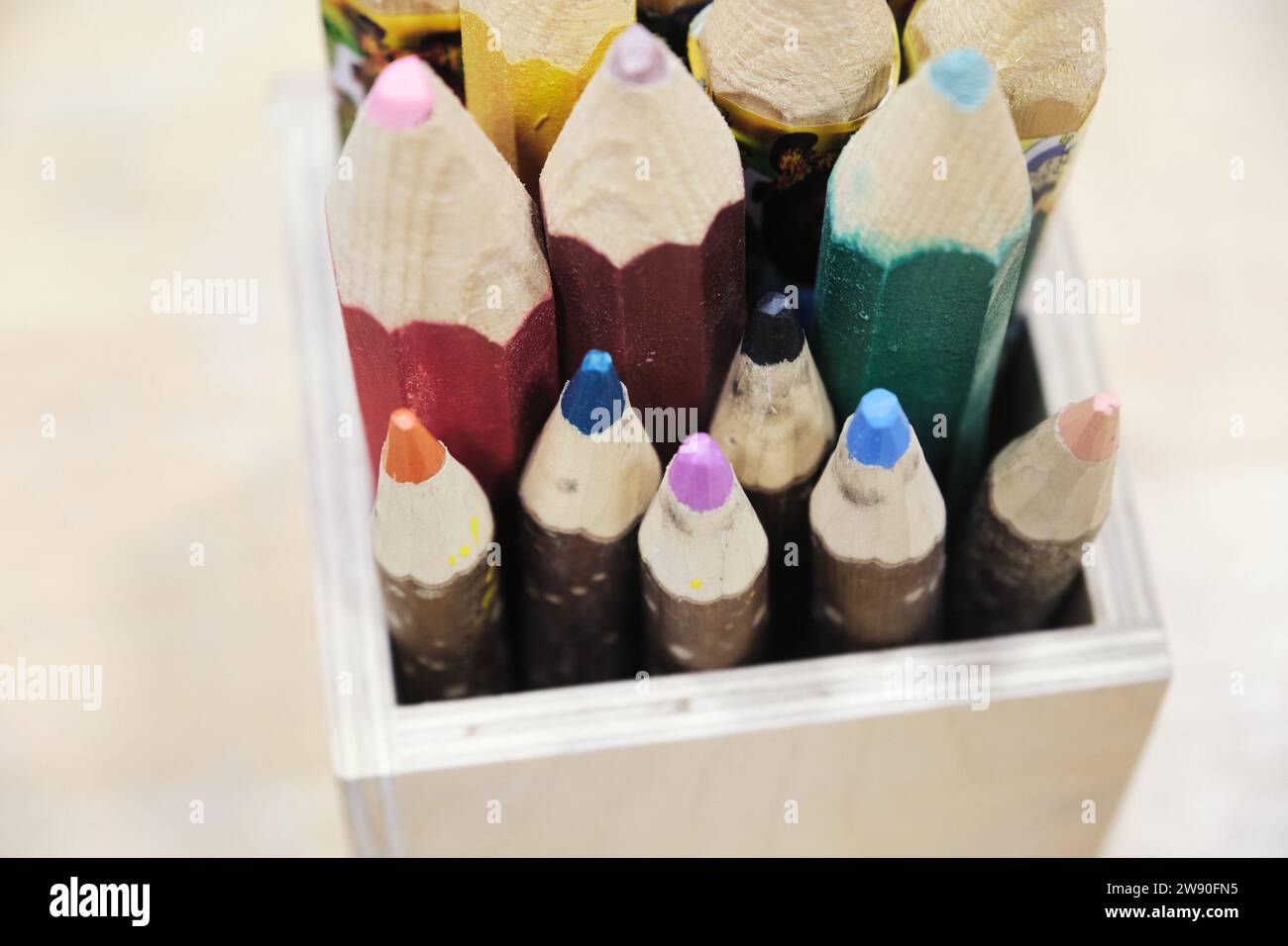 Gros crayons pour enfants. Grands crayons dans une boîte en bois. Banque D'Images