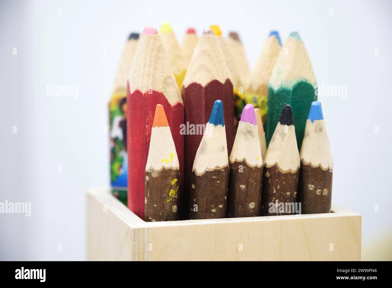Gros crayons pour enfants. Grands crayons dans une boîte en bois. Banque D'Images