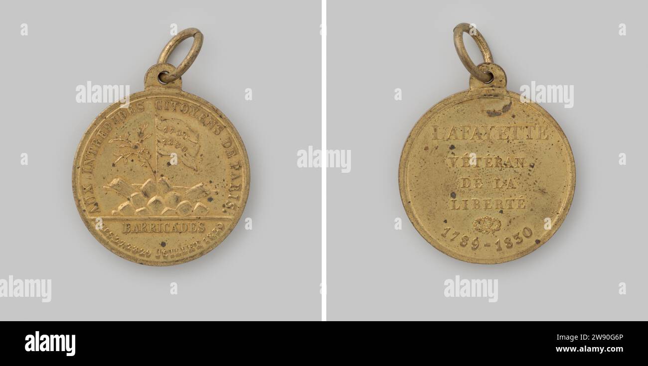 Révolution de juillet en France, en l'honneur du Marquis de la Fayette, 'vétéran de la liberté', anonyme, 1830 portant signe à porter et portant anneau. Devant : baricade, sur laquelle une branche et un drapeau avec les dates 1789 et 1830 sont placés avec une couronne de Laurier à l'intérieur de l'Overschrift ; coupe : inscription à l'intérieur du Capecting. Revers : inscription au-dessus de trois couronnes de Laurier et dates France métal frappe (métallurgie) / dorure Paris Banque D'Images