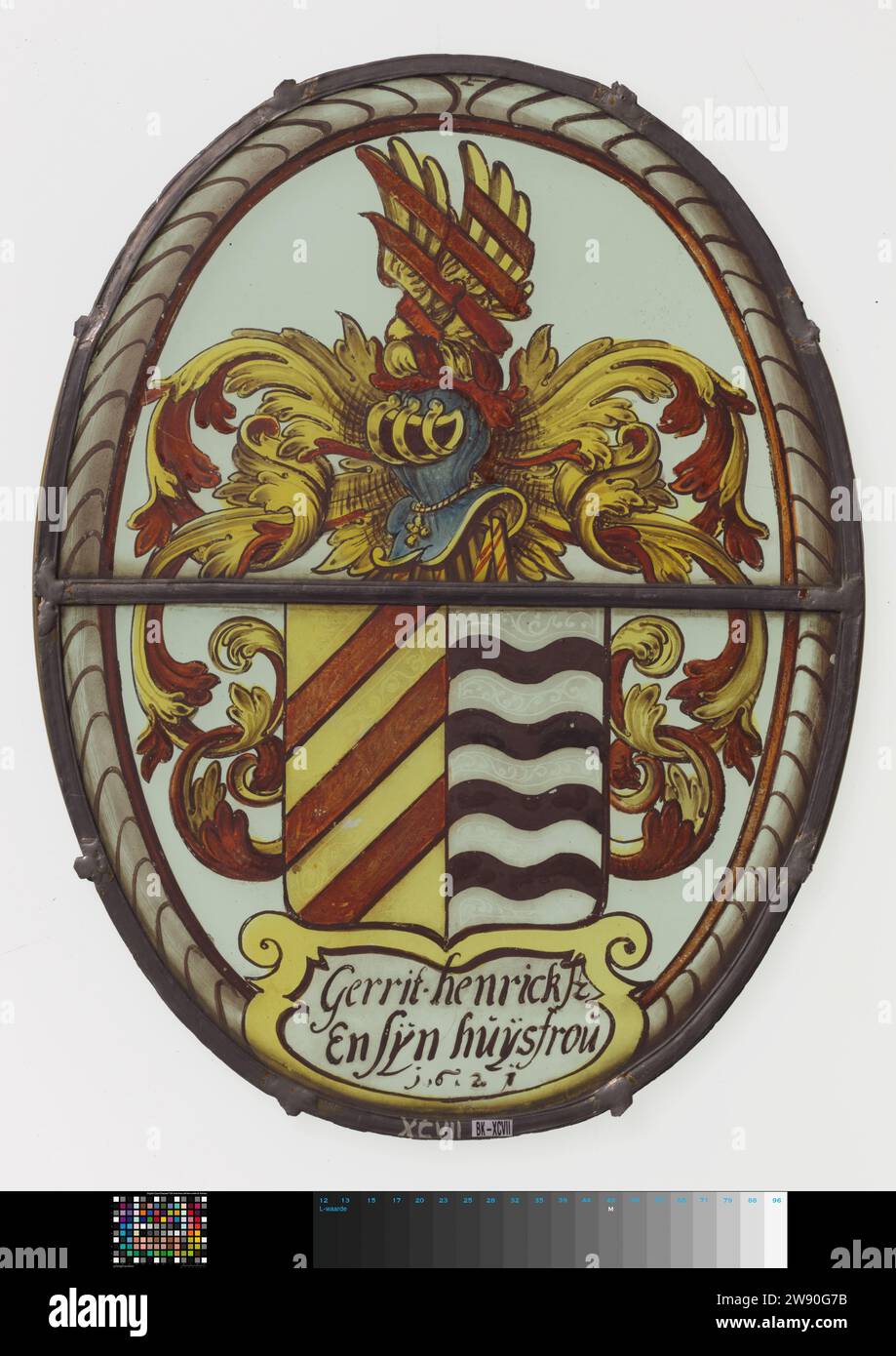 Fenêtre avec le signe du casque ailes et épées et légende 'Gerrit Henricksz et sijn Huijsfrou 1621', Anonyme, 1621 Une fenêtre avec arme. Gerrit Henricksz et sijn Huysfrou. verre. plomb (métal). Banque D'Images