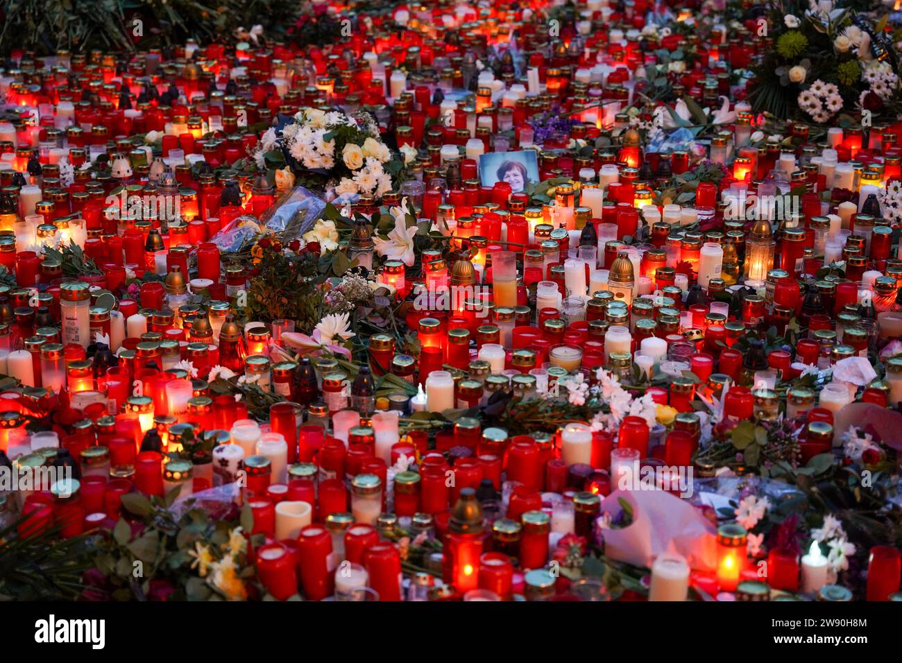 Prague, République tchèque - décembre 23 2023 : bougies allumées après une fusillade massive tueur à Prague avec 14 victimes Banque D'Images
