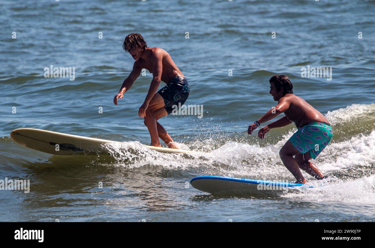 Gilgo Beach, New York, États-Unis - 3 septembre 2023 : quelques personnes qui sont sur des planches de surf dans l'eau au large de la côte de long Island à Gilgo Beach. Banque D'Images