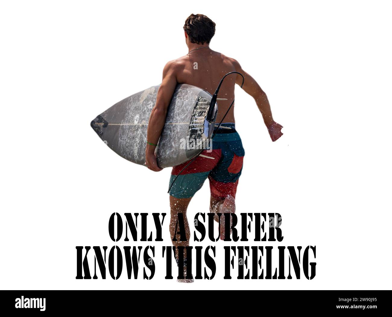 Un homme tenant une planche de surf courant dans l'océan par derrière avec un fond blanc. Banque D'Images