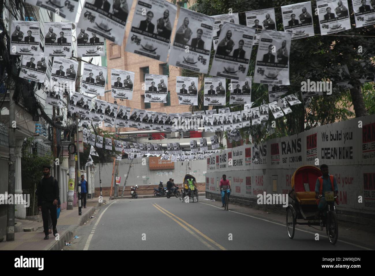 Dhaka Bangladesh 23 décembre 2023, la campagne électorale pour les 12e élections législatives a commencé. Les routes sont recouvertes d'affiches de franchise Banque D'Images