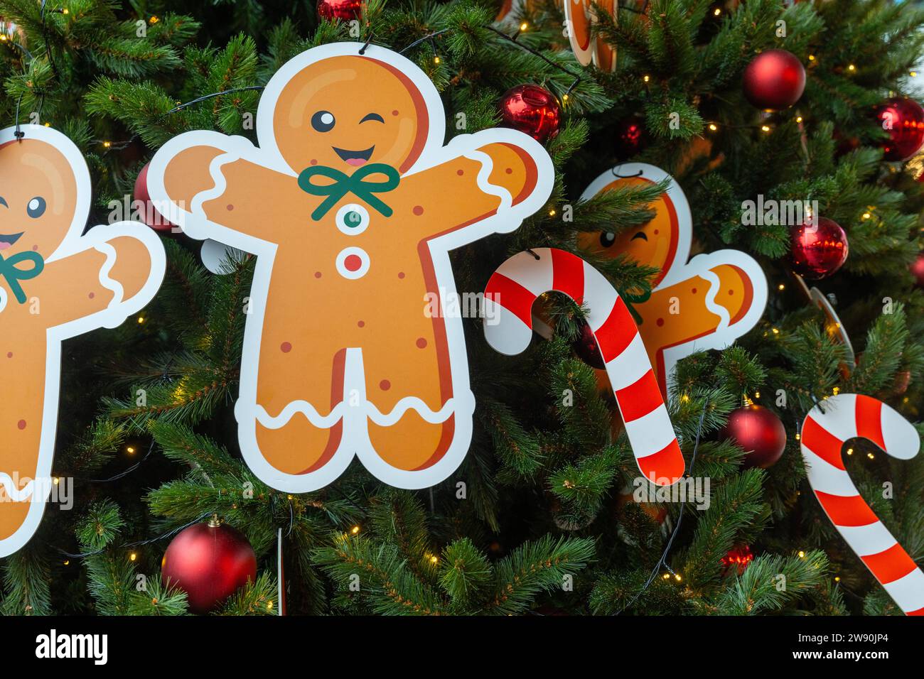 Rotterdam, pays-Bas - 5 décembre 2023 : figurine en pain d'épice comme décoration sur un sapin de Noël *** Lebkuchen Figur als Dekoration an einem Weihnachtsbaum zu Weihnachten Banque D'Images