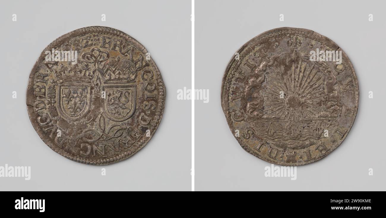 Inauguration de François-Hercule, Duc d'Anjou comme Duc de Brabant à Anvers, Anonyme, 1582 en direct Médaille d'argent. Devant : deux armoiries couronnées, reliées l'une à l'autre par un ruban dans l'Overschuise. Inverse : le soleil déplace les nuages au-dessus de la mer, sur lesquels les navires naviguent à l'intérieur Omnipia argent (métal) frappant (travail du métal) Anvers Banque D'Images