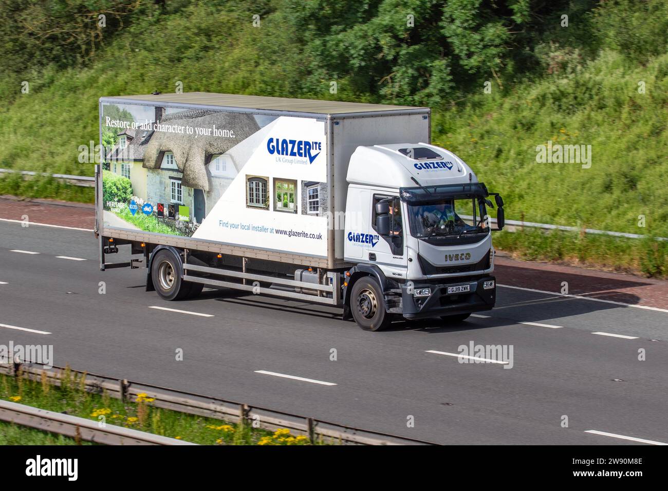 Glazerite UK Group Ltd fabricant de portes fenêtres VEKA Halo et conservatoires. Véhicule IVECO circulant sur l'autoroute M6, Greater Manchester, UK Banque D'Images