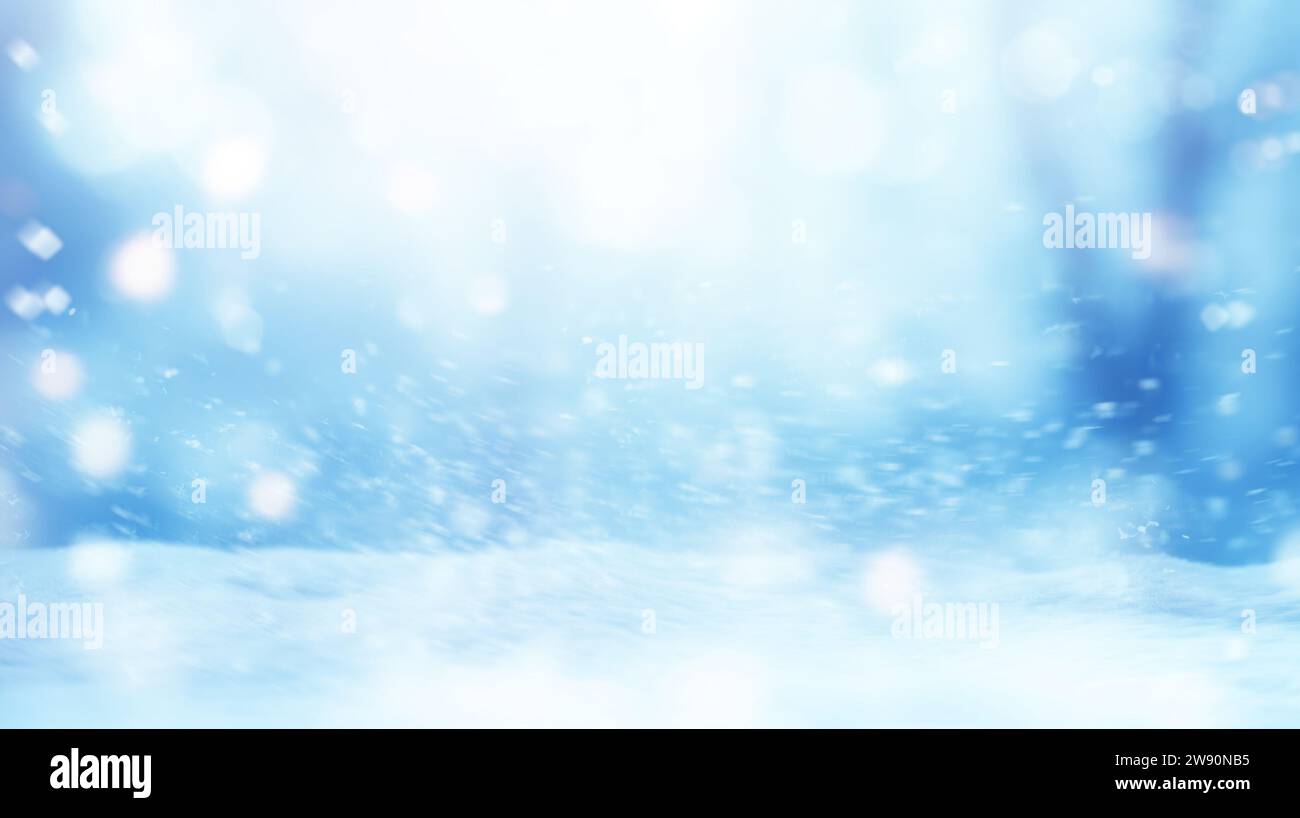Fond de Noël enneigé avec effet flou, saupoudré de flocons de neige tombant Banque D'Images