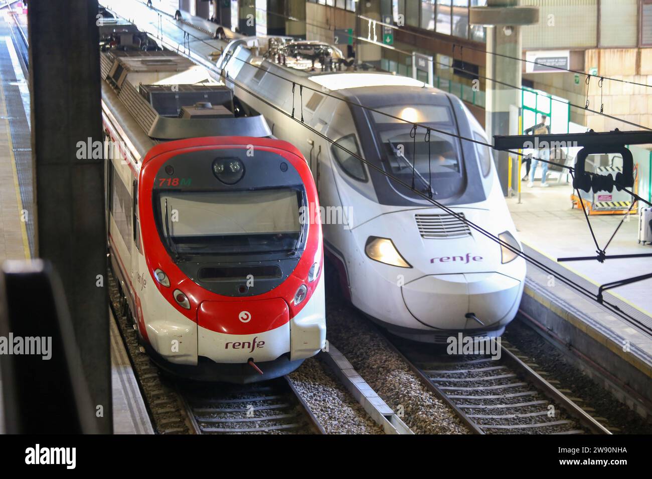 Oviedo, Espagne, le 23 décembre 2023 : un train modèle Alvia (R) à côté d'un train de banlieue (L) pendant Renfe offre plus de 5 millions de billets pour voyager à Noël, le 23 décembre 2023, à Oviedo, en Espagne. Crédit : Alberto Brevers / Alamy Live News. Banque D'Images