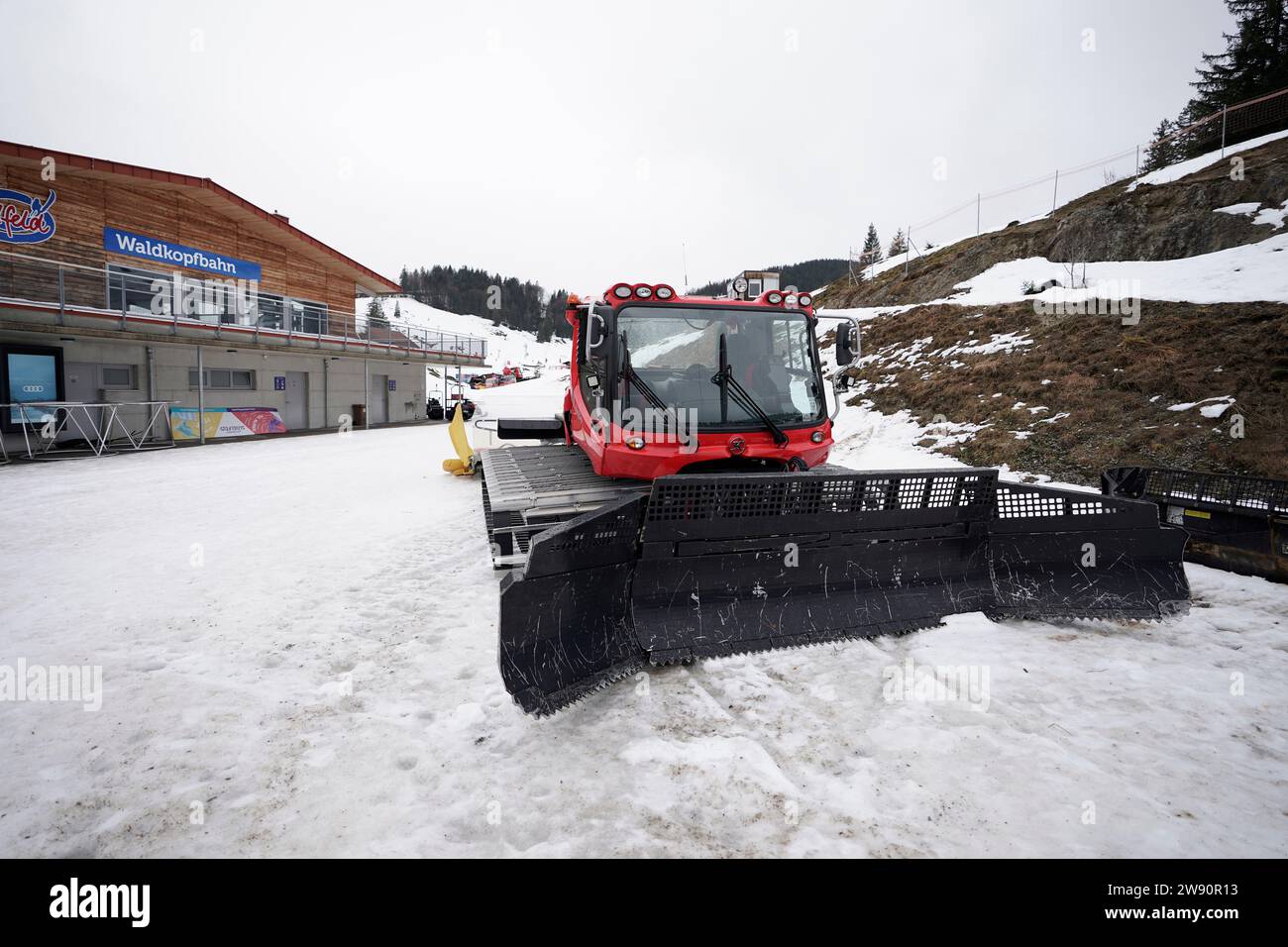 Bayrischzell, Allemagne. 23 décembre 2023. Une tondeuse à neige se trouve devant la station de la vallée de la station de ski de Sudelfeld en haute-Bavière. La station de ski a été temporairement fermée en raison des vents violents causés par la tempête 'Zoltant'. Crédit : Uwe Lein/dpa/Alamy Live News Banque D'Images