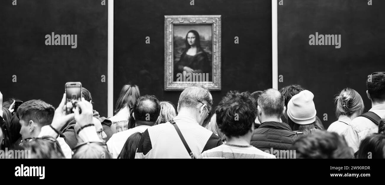 PARIS, FRANCE - 16 AVRIL 2023 : salle bondée à Mona Lisa, italien : Gioconda, de Léonard de Vinci. Une des peintures les plus célèbres au monde exposée au Musée du Louvre à Paris, France. Image en noir et blanc. Banque D'Images