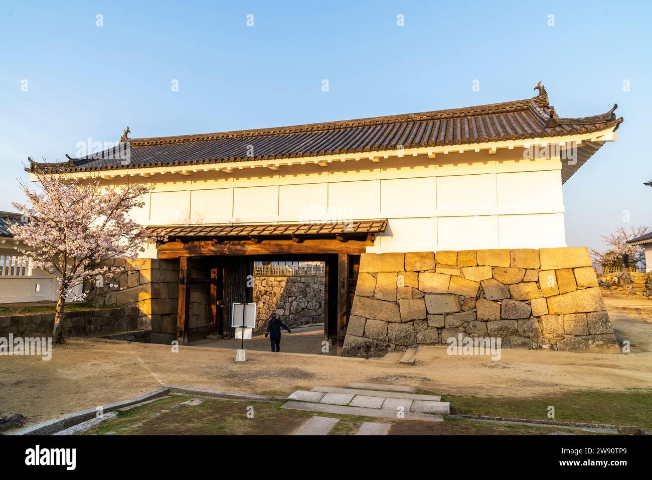 Château de Fukuyama. La porte gomon Sujigane, une porte yaguramon dans le style watariyagura, porte avec tourelle sur la lumière du soleil tôt le matin. Ciel bleu. Banque D'Images