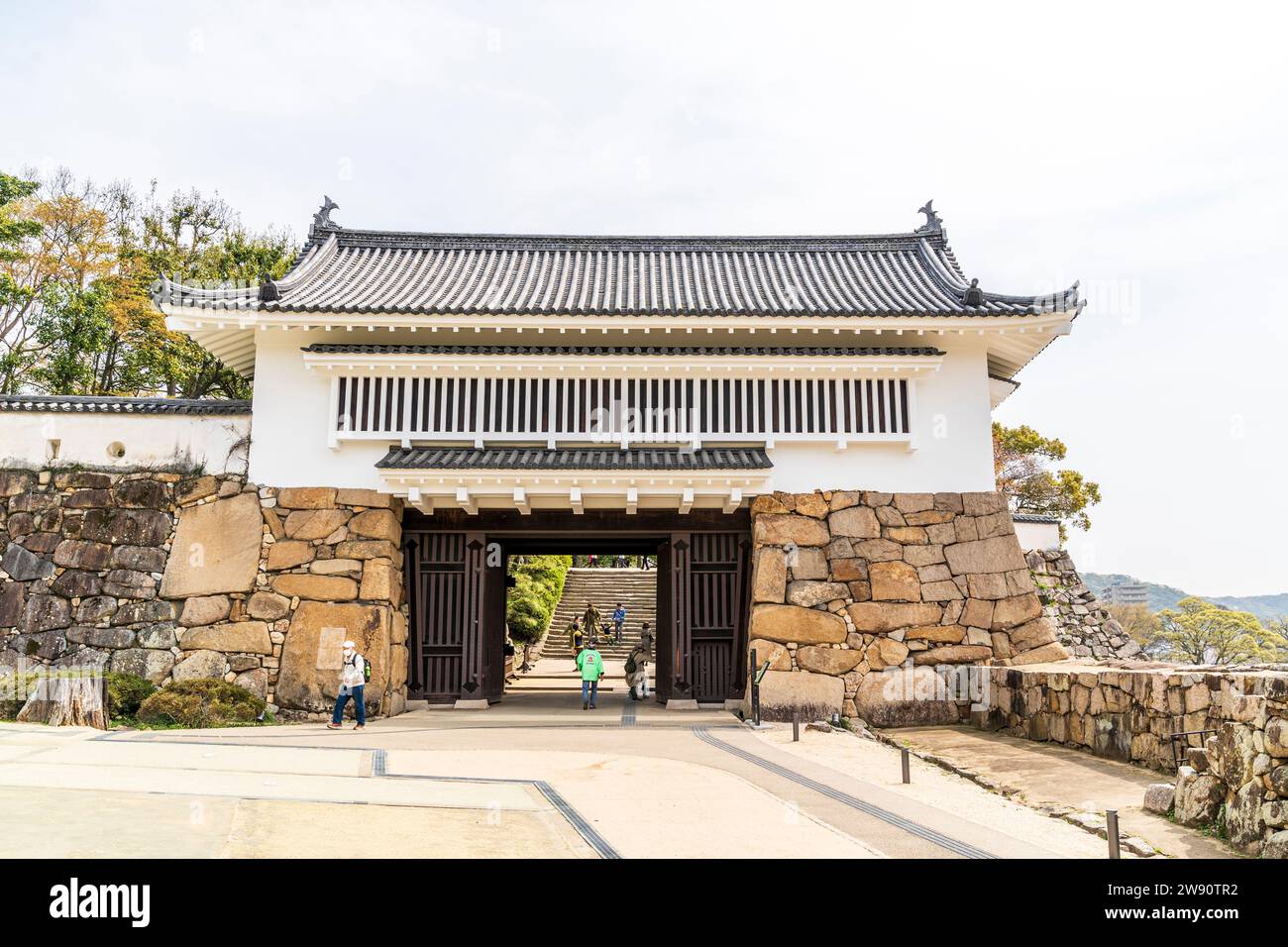 Murs en pierre Ishigaki surmontés de murs en plâtre dobei blanc. Et la porte Akazunomon au château de Fukuyama. Une porte yaguramon, style watariyagura. Ciel bleu Banque D'Images