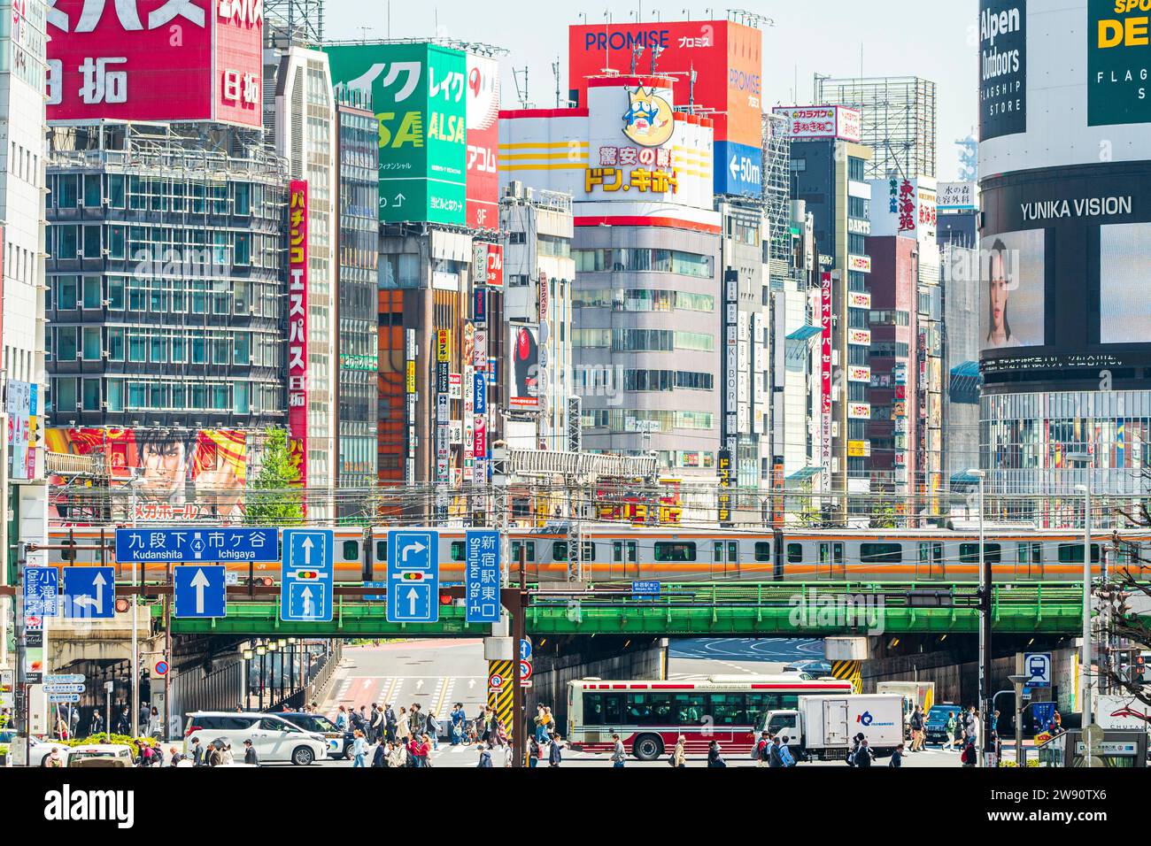 Point de vue célèbre, Tokyo Metropolitan Road, route 4, à Shinjuku, avec vue en perspective comprimée du croisement de rues, du pont ferroviaire et des bâtiments. Banque D'Images