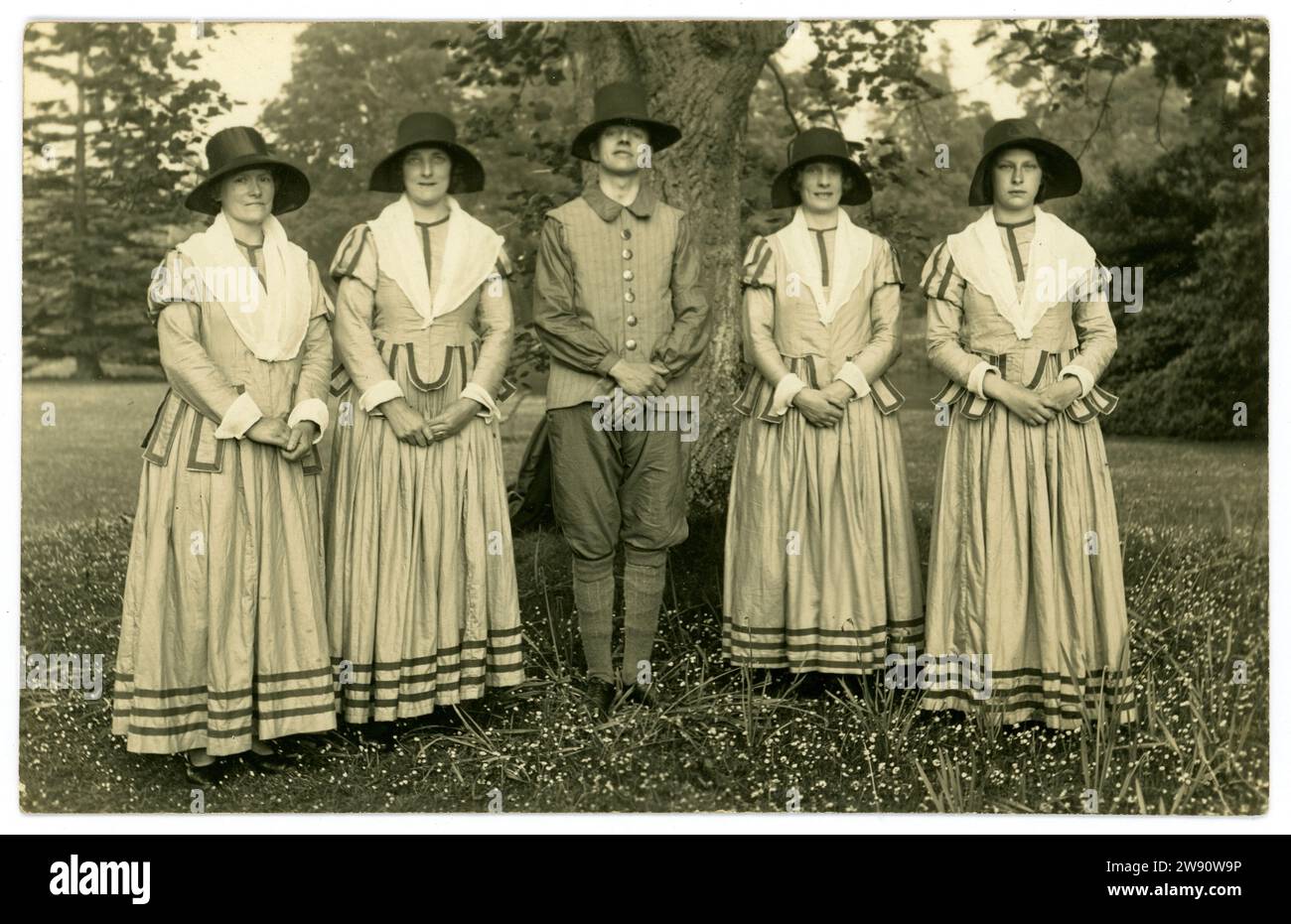 Carte postale originale des années 1920 de femmes, groupe de l'église St Paul, en robe fantaisie sur un thème religieux. Peut-être plymouth Brethren hommes et femmes. Sur le revers se trouve St Paul's (église) Fisherton, Salisbury, par Frederick Futcher et son fils Salisbury. Circa 1925. Banque D'Images