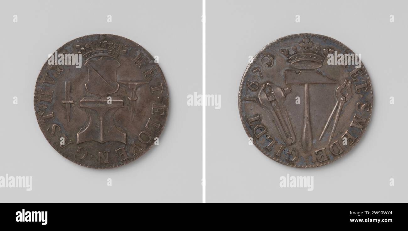 St. Eloyen Gasthuis à Utrecht, escrime des membres de la Guilde des Smids, anonyme, médaille d'argent 1670. Devant : blason au-dessus de l'enclume, flanqué d'une enclume plus petite et d'un ciseau dans le changement. Revers : marteau pré-course couronné entre deux pinces couvrant Utrecht argent (métal) frappe (travail des métaux) Utrecht. Sint Eloyen Gasthuis Banque D'Images