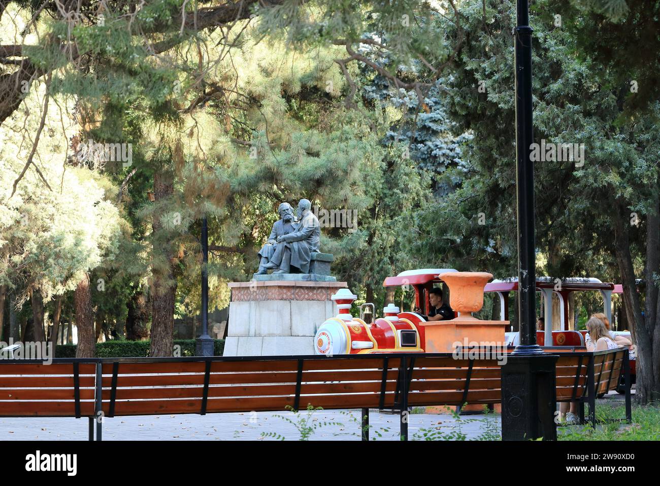 Août 18 2023 - Bichkek au Kirghizistan, Asie centrale : Karl Marx et Friedrich Engels Monument au centre de la capitale kirghize Banque D'Images