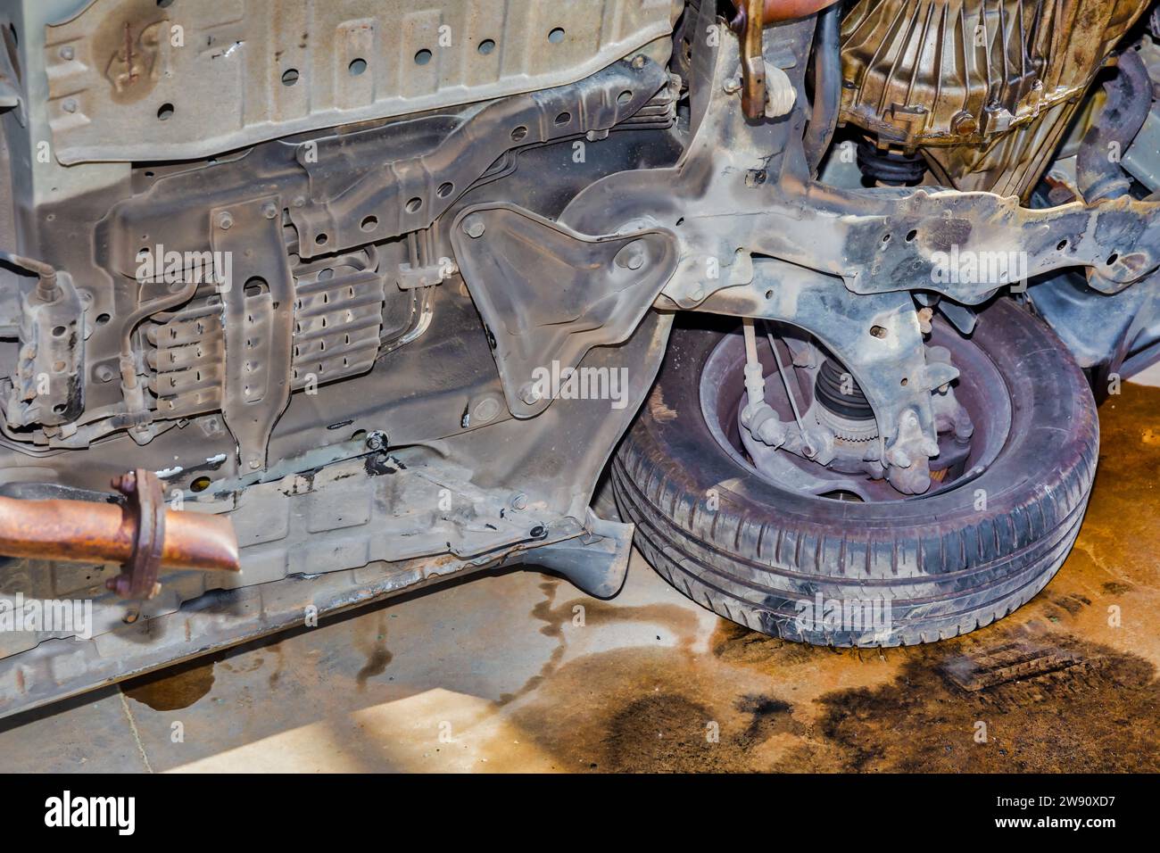 Chaos on the Road : voiture renversée causant un déversement d'huile dans un accident de la circulation Banque D'Images