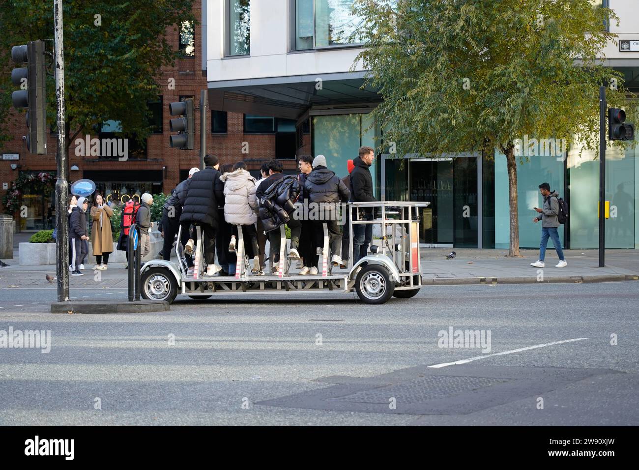 Londres, Royaume-Uni - 25 novembre 2023 : un vélo de fête, ou pedibus, à Londres, Royaume-Uni Banque D'Images