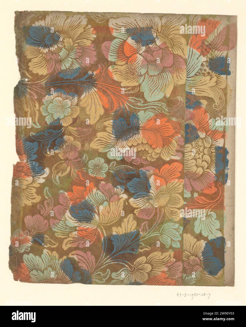 Feuille avec de grandes fleurs stylisées, anonyme, 1700 - 1850 papier brocart feuille avec de grandes fleurs stylisées. Moitié d'une couverture. papier. ornement d'impression en relief de peinture (revêtement) dérivé de formes végétales Banque D'Images