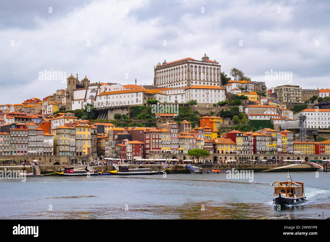 Le taxi du fleuve Douro traverse le fleuve Douro de la vieille ville colorée de Porto à Vila Nova de Gaia, Portugal, Europe Banque D'Images