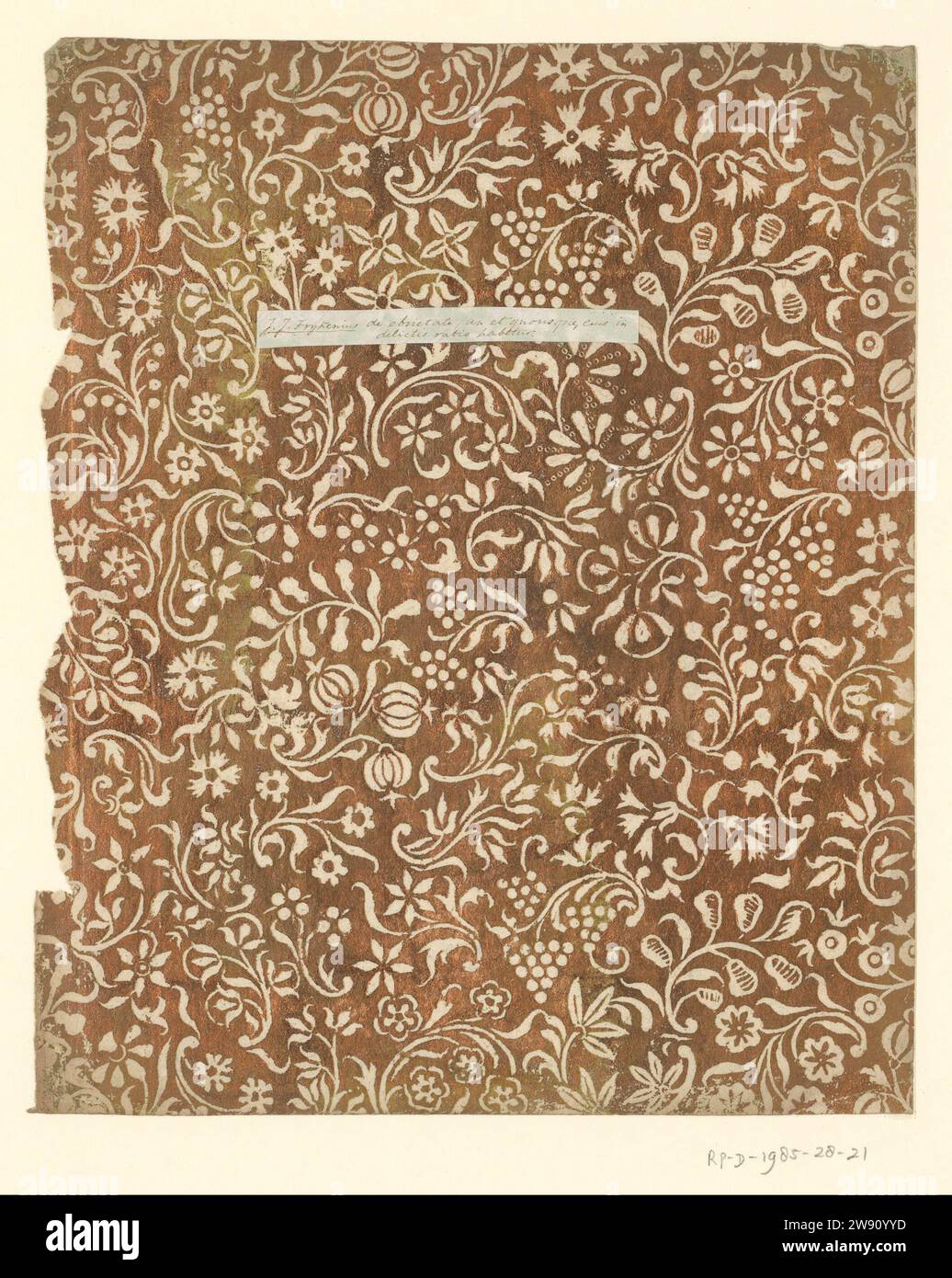 Feuille avec fleurs et fruits, anonyme, 1700 - 1850 papier brocart feuille avec fleurs et fruits stylisés. Avec étiquette avec inscription : 'J.J. Frytenius / de Ebrietate ... Habetur. ' Utilisé comme couverture. papier. ornement d'impression en relief de peinture (revêtement) dérivé de formes végétales Banque D'Images