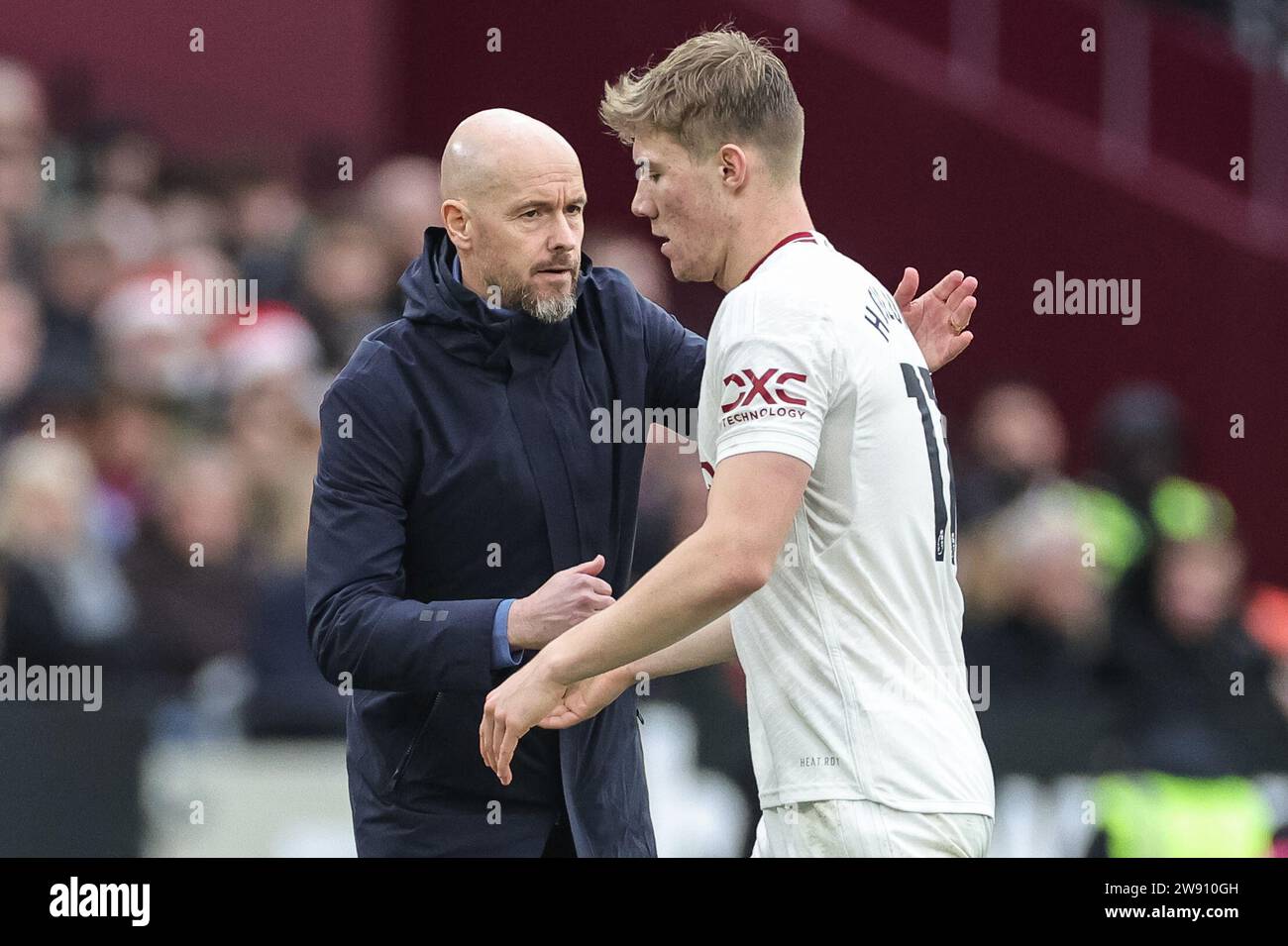 Londres, Royaume-Uni. 23 décembre 2023. Erik Ten Hag Manager de Manchester United donne une tape à Rasmus Højlund de Manchester United après qu'il ait été amené lors du match de Premier League West Ham United vs Manchester United au London Stadium, Londres, Royaume-Uni, le 23 décembre 2023 (photo de Mark Cosgrove/News Images) crédit : News Images LTD/Alamy Live News Banque D'Images