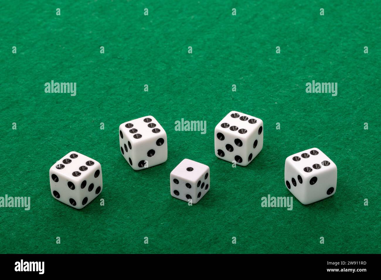 Jeu de dés de construction d'équipe : Grand 6s et petit 1s, feutre vert Banque D'Images