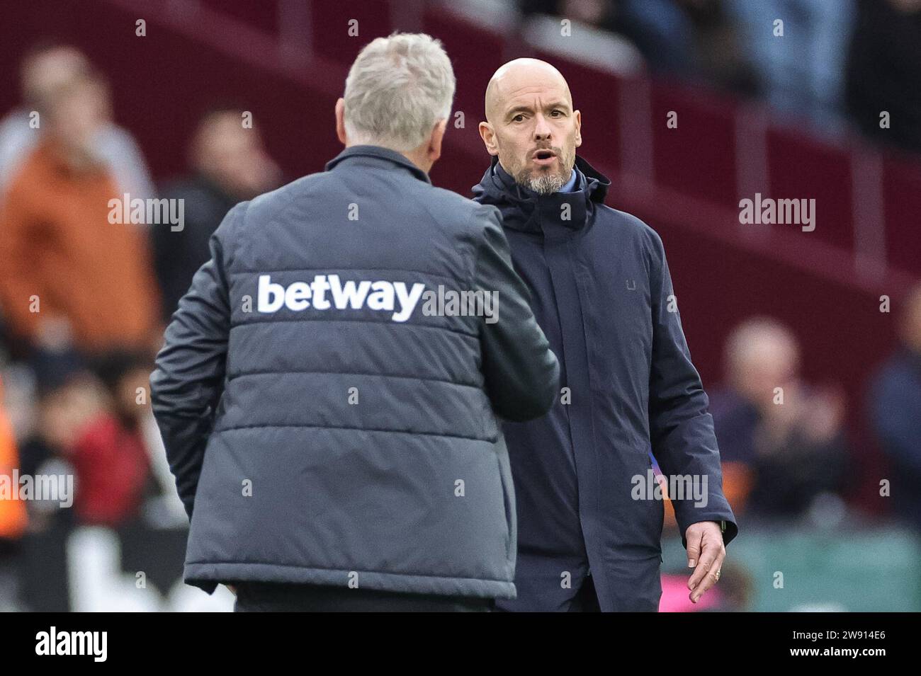 Londres, Royaume-Uni. 23 décembre 2023. Erik Ten Hag Manager de Manchester United, abattu, a partagé les mains avec David Moyes Manager de West Ham United après la victoire de West Ham 2-0 lors du match de Premier League West Ham United vs Manchester United au London Stadium, Londres, Royaume-Uni, le 23 décembre 2023 (photo de Mark Cosgrove/News Images) crédit : News Images LTD/Alamy Live News Banque D'Images