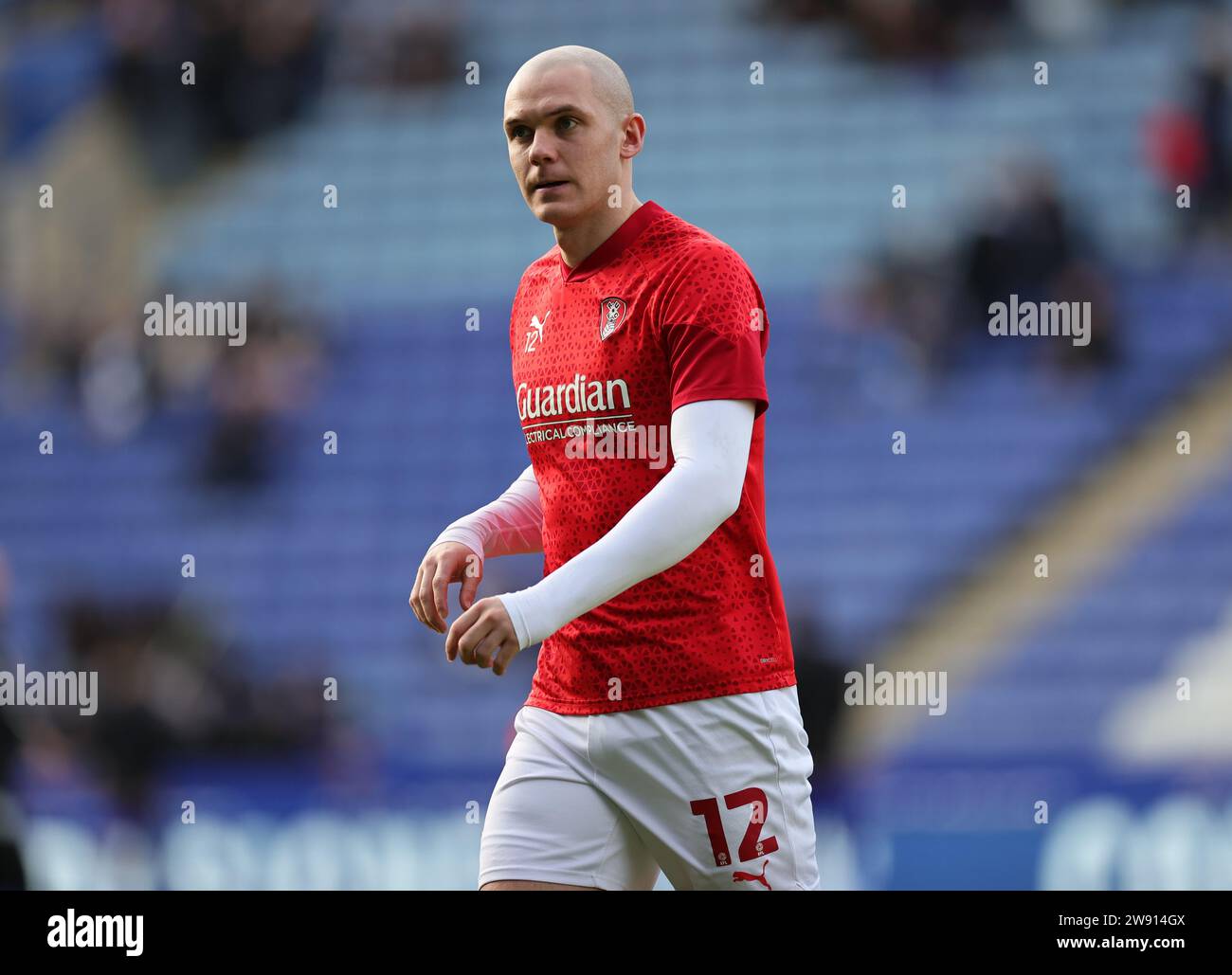 Leicester, Royaume-Uni. 23 décembre 2023. Georgie Kelly de Rotherham United se réchauffe avant le match du Sky Bet Championship entre Leicester City et Rotherham United au King Power Stadium, Leicester le samedi 23 décembre 2023. Crédit : MI News & Sport / Alamy Live News Banque D'Images