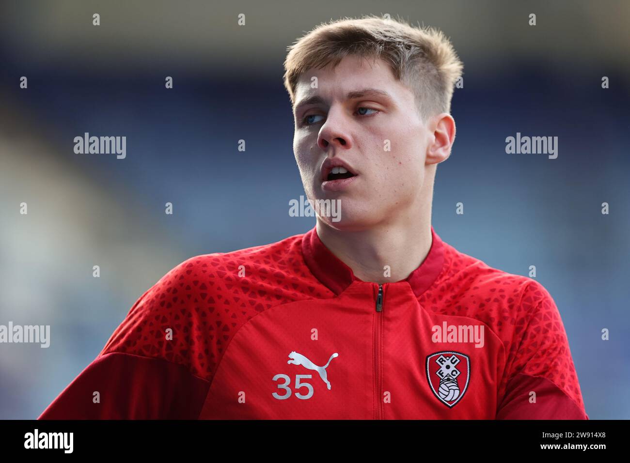 Leicester, Royaume-Uni. 23 décembre 2023. Ciaran McGuckin de Rotherham United se réchauffe avant le match du championnat Sky Bet entre Leicester City et Rotherham United au King Power Stadium, Leicester, le samedi 23 décembre 2023. Crédit : MI News & Sport / Alamy Live News Banque D'Images