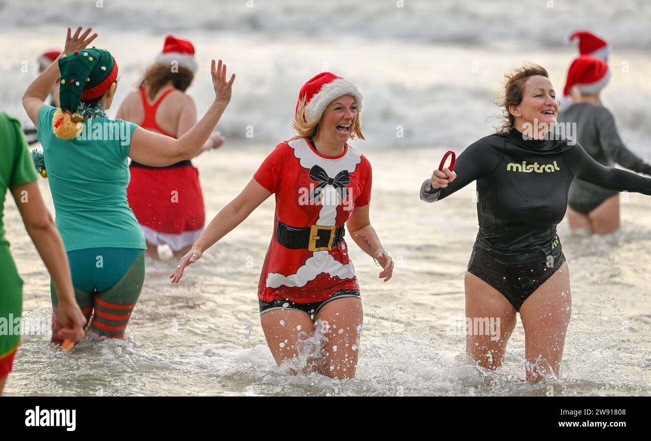 Les collectes de fonds bravent les températures froides de Noël à Langland Bay à Swansea pour participer à l'événement annuel Santa Surf qui voit des centaines de personnes se mettre dans l'eau à la plage de Gower pour collecter des fonds et sensibiliser les surfeurs contre l'égouttage et aider les surfeurs locaux à entrer dans le monde esprit de Noël. Banque D'Images