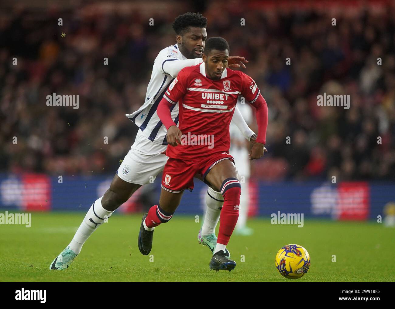 Isaiah Jones de Middlesbrough (devant) Cedric Kipre de West Bromwich Albion (derrière) lors du Sky Bet Championship Match au Riverside Stadium, Middlesbrough. Date de la photo : Samedi 23 décembre 2023. Banque D'Images