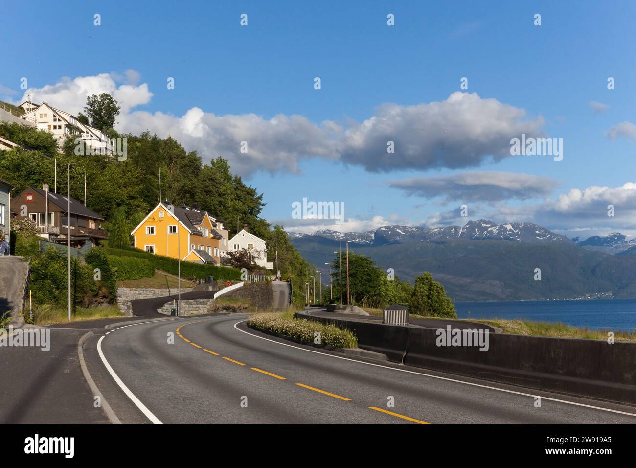 Route en Norvège le long du fjord par une journée ensoleillée. Village norvégien sur la côte. Banque D'Images