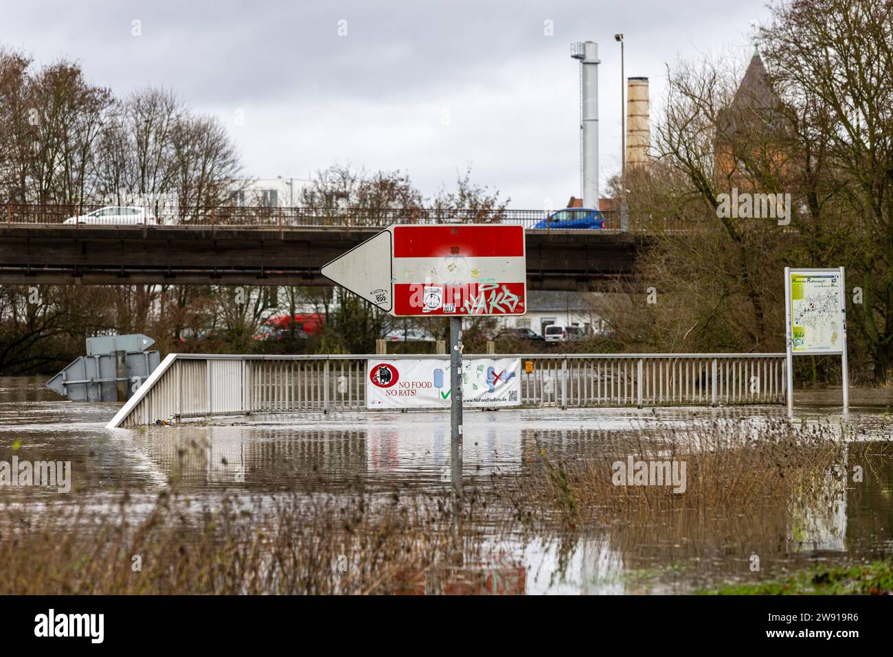 Hesse, Allemagne. 23 décembre 2023. 23 décembre 2023, Hesse, Gießen : le Lahn a fait éclater ses banques. Le barrage de Lahn avec échelle pour bateaux (M) et le sentier pédestre et la piste cyclable près du pont Konrad Adenauer sont déjà inondés. La pluie persistante aggrave encore la situation des inondations dans la Hesse. Photo : Christian Lademann/dpa crédit : dpa Picture alliance/Alamy Live News Banque D'Images