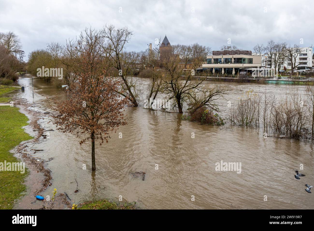 Hesse, Allemagne. 23 décembre 2023. 23 décembre 2023, Hesse, Gießen : le Lahn de Giessen a fait éclater ses banques. Le sentier pédestre et la piste cyclable (avant à gauche) sous le pont Konrad Adenauer sont déjà inondés. Les pluies persistantes continuent d'exacerber la situation des inondations dans la Hesse. Photo : Christian Lademann/dpa crédit : dpa Picture alliance/Alamy Live News Banque D'Images