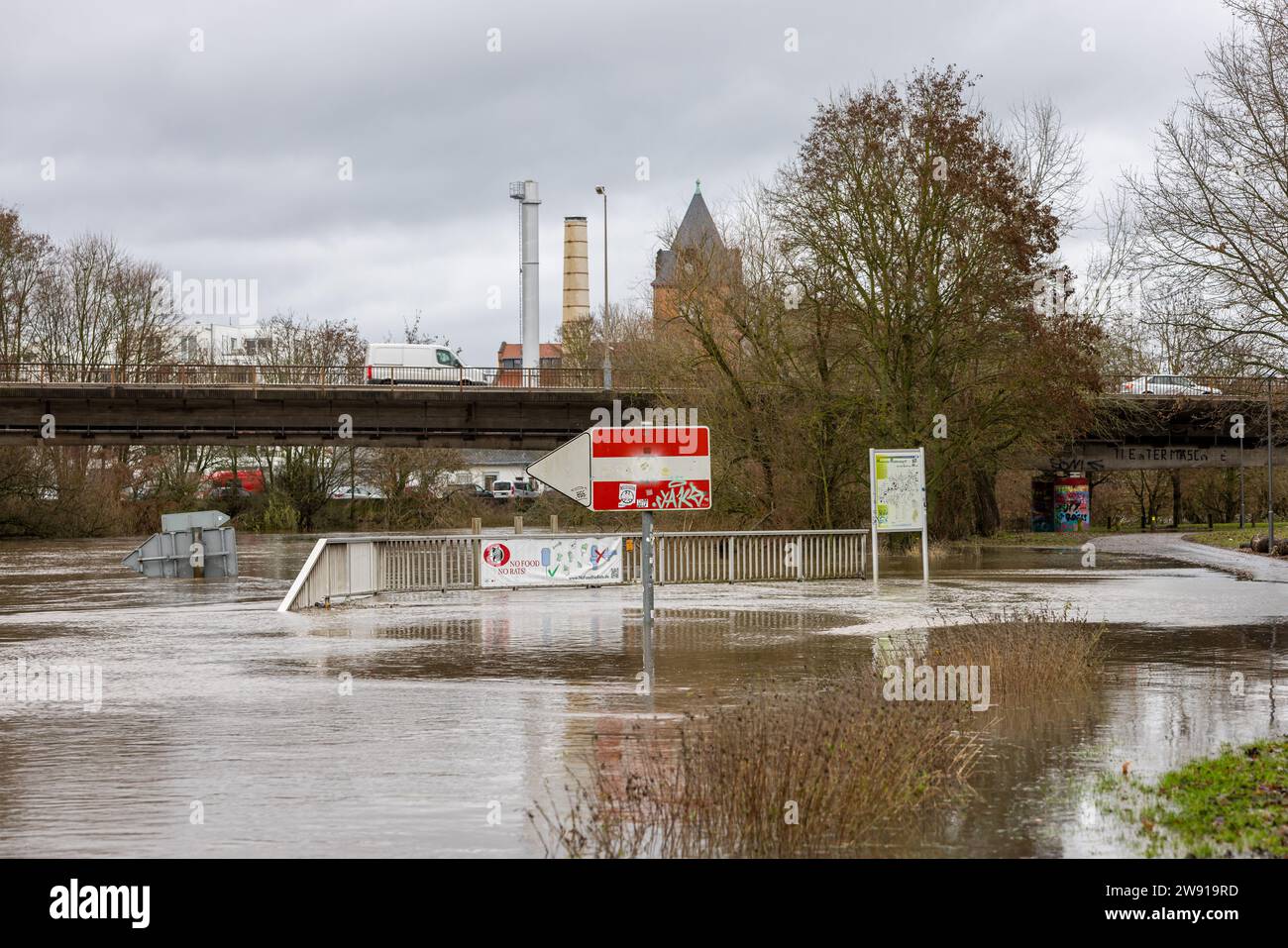 Hesse, Allemagne. 23 décembre 2023. 23 décembre 2023, Hesse, Gießen : le Lahn a fait éclater ses banques. Le barrage de Lahn avec échelle pour bateaux (M) et le sentier pédestre et la piste cyclable près du pont Konrad Adenauer sont déjà inondés. La pluie persistante aggrave encore la situation des inondations dans la Hesse. Photo : Christian Lademann/dpa crédit : dpa Picture alliance/Alamy Live News Banque D'Images