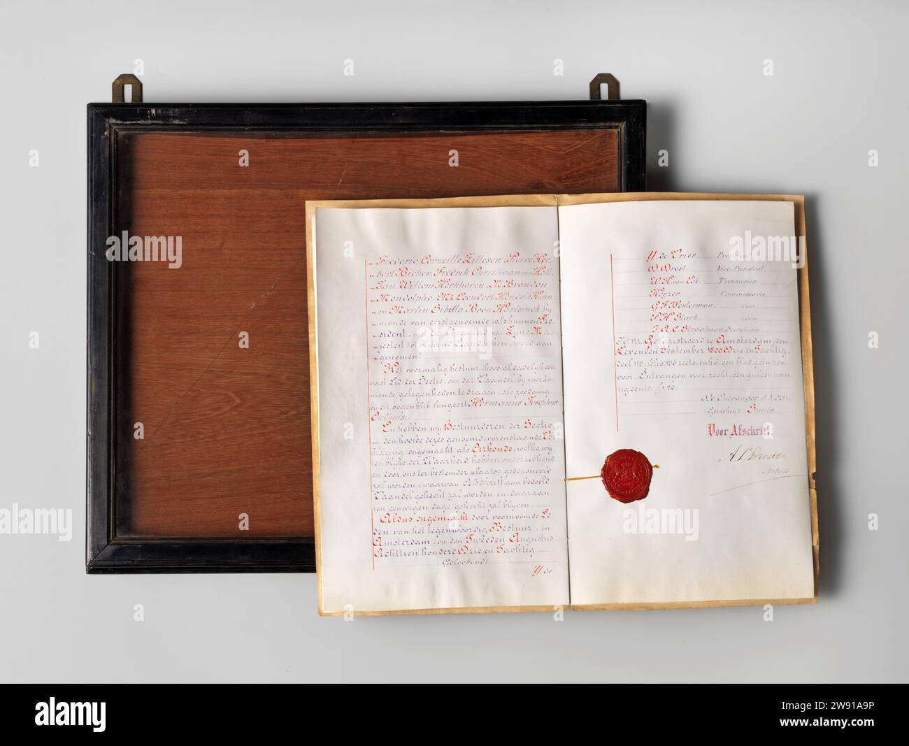 Certificat et processus verbal de la bannière du régiment de la première section de la Croix de métal, Département Amsterdam, Smits, 1883 boîte en bois laqué noir avec dessus en verre et sans fond, dans lequel un large tiroir avec clé en cuivre. Le certificat et le processus verbal sur parchemin en couverture papier. Écrit à l'encre rouge, violette et noire, inscription page 4 partiellement dorée, page 7 avec un timbre de peinture de A. L. Drost, Amsterdam. Signé : pages 3 et 7 : Smits. Daté : pages 3 et 7 : le septième septembre 1800 trois et / quatre-vingts. Inscription : p. 1 : certificat de conservation. Page. 4 : Banque D'Images